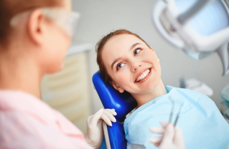Tandlæge og patient før tandtjek